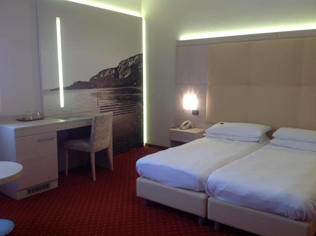 Hotel Villa Ca' Nova ***S การ์ดา ภายนอก รูปภาพ